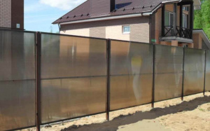 Забор из бронза серого монолитного поликарбоната