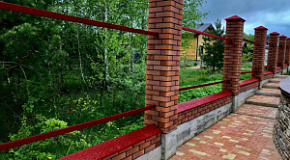 Столбы из кирпича для забора из евроштакетника красного
