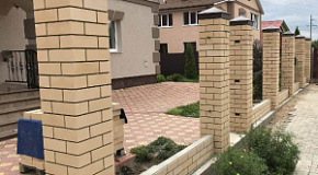 Кирпичные столбы для забора из еврокирпича