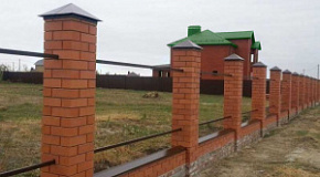 Кирпичные столбы для забора из евроштакетника